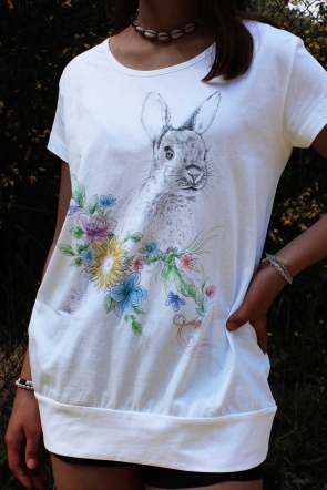 T-shirt bunny with flowers